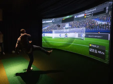 Sportsimulation Augsburg - Mann spielt virtuell Elfern