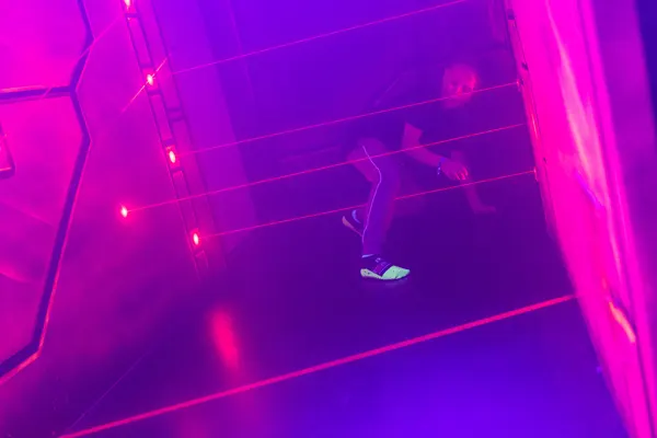 Laser Maze Augsburg - Kind klettert unter Lasern durch