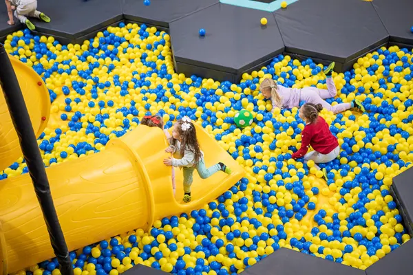 Toddlerbereich Augsburg - Kinder spielen in Rutsche und Bällebad