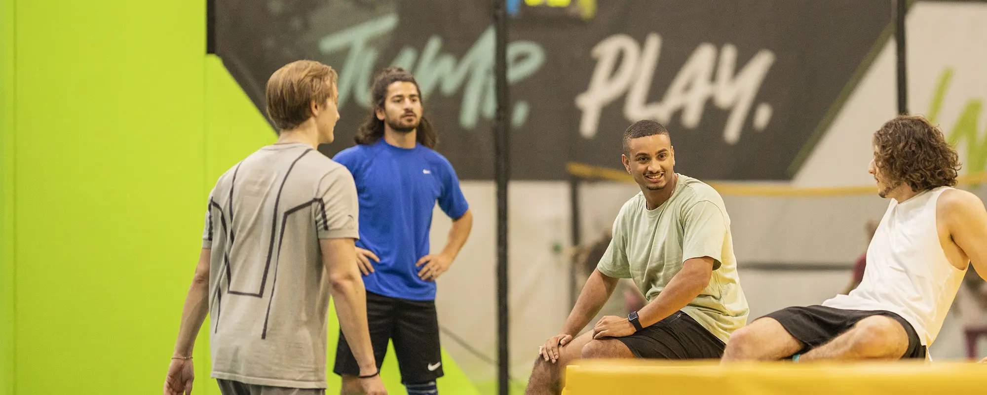 Teamevents Augsburg - Gruppe auf Trampolinfeld